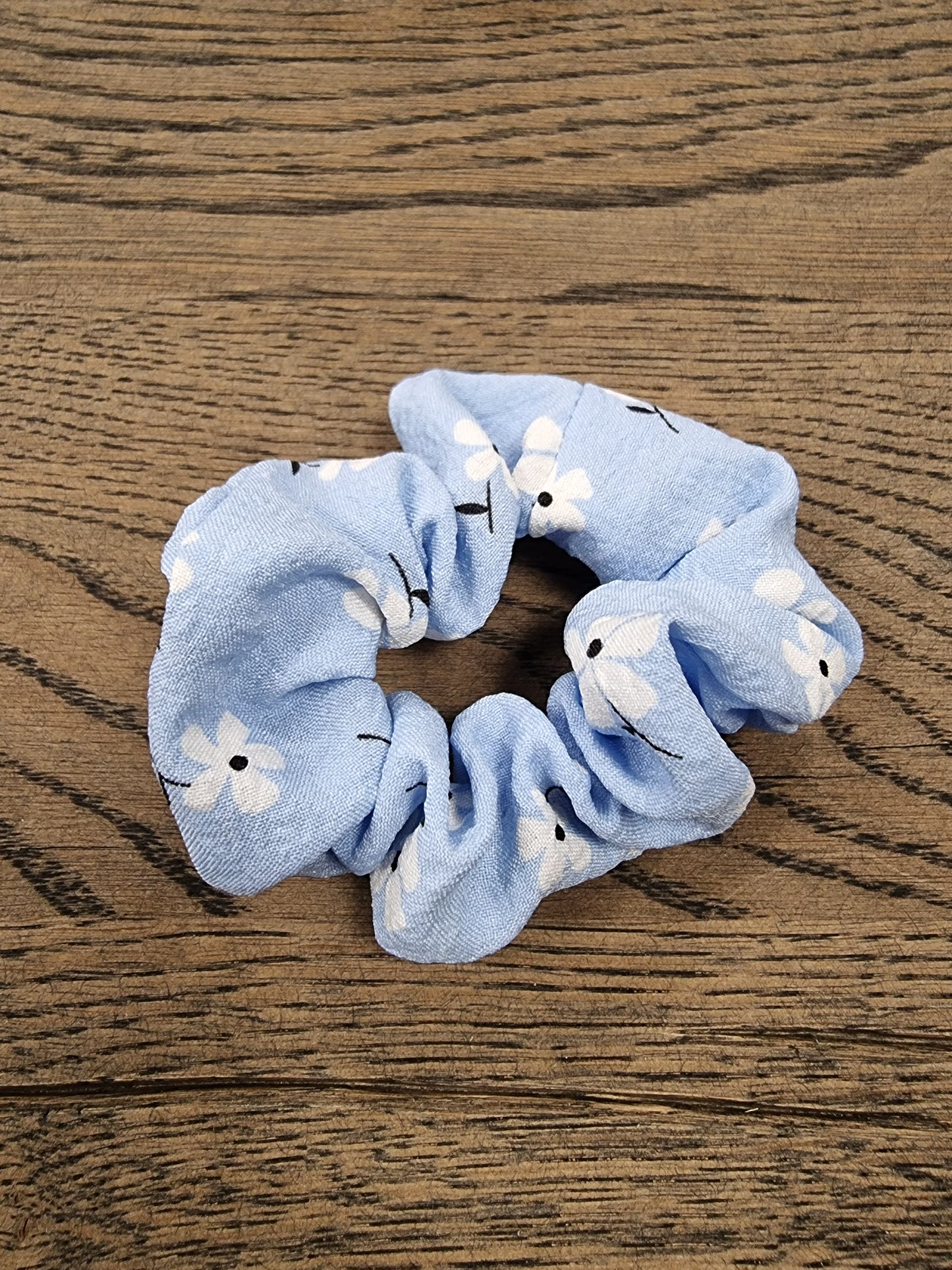 Lyseblå m. Hvide Blomster Scrunchie (lille)